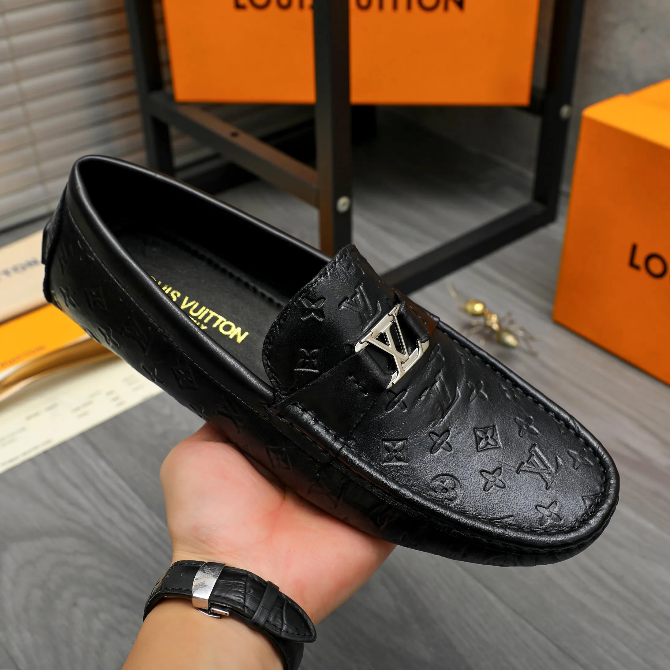 Men's shoes 💰p420 Product trademark: LV (Louis Vuitton) casual slip-on men's shoes Regular size: 38-44 Product materials: Selected high-quality cowhide embossed upper, sheepskin lining, rubber outsole
